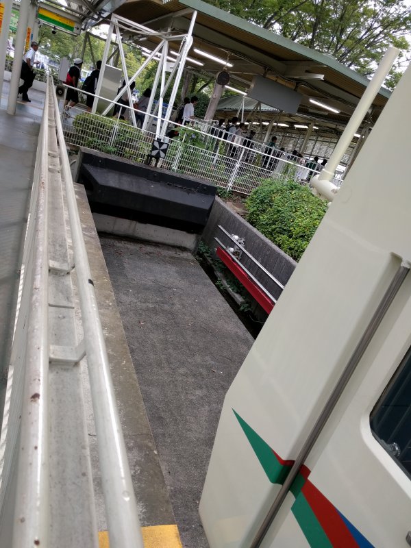 ドンツキ＠レオライナー西武球場前駅