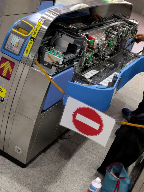 自動改札機のメンテナンス