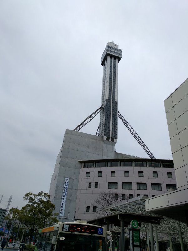 駅前の塔