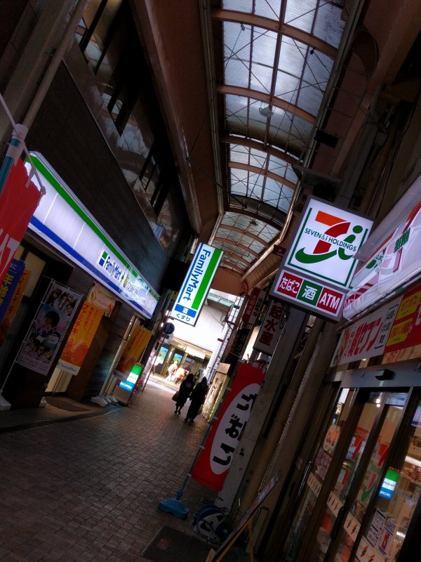 京橋駅前のコンビニ