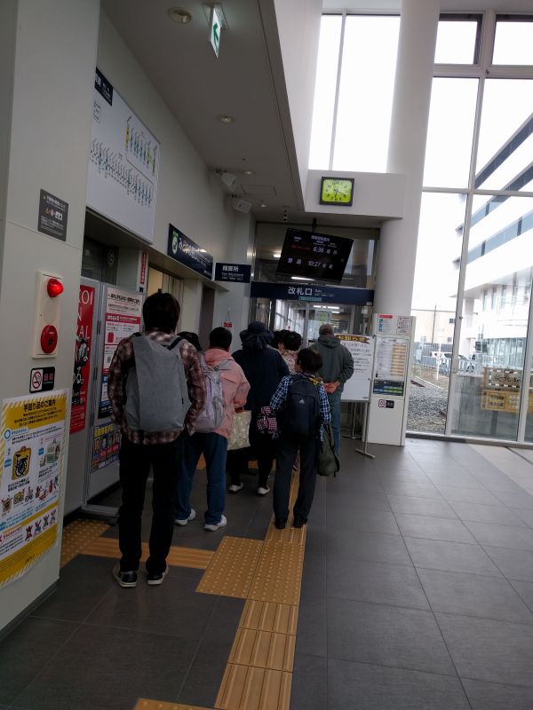 改札オープン待ち