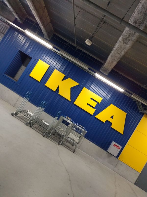 IKEA着
