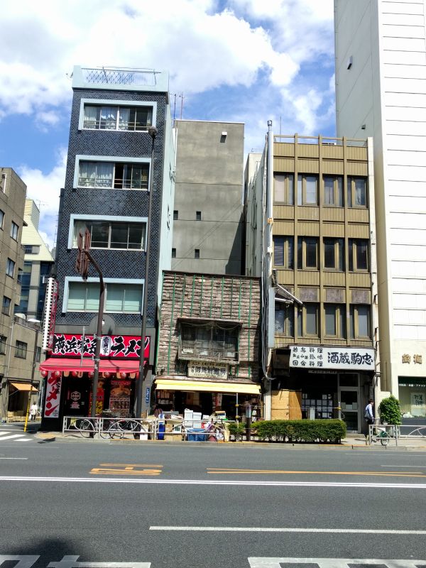 ビルの間の建物