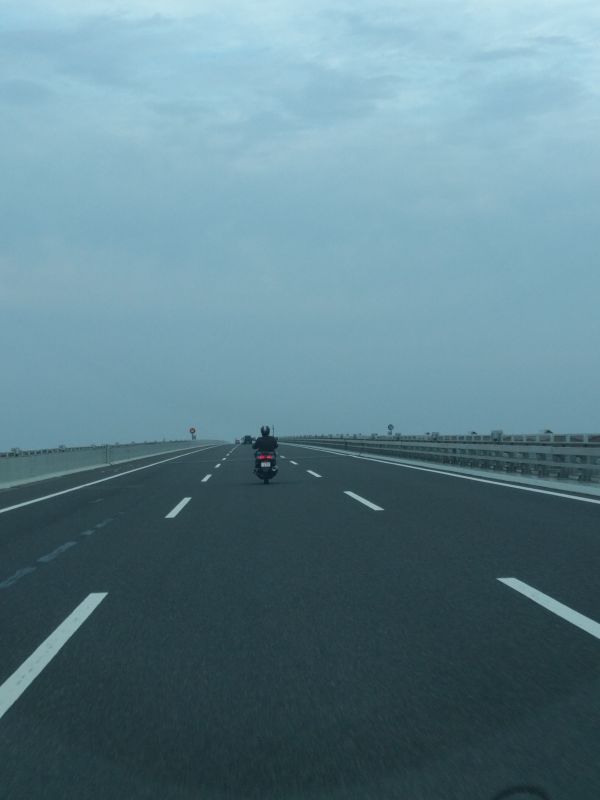 関空橋で二輪車