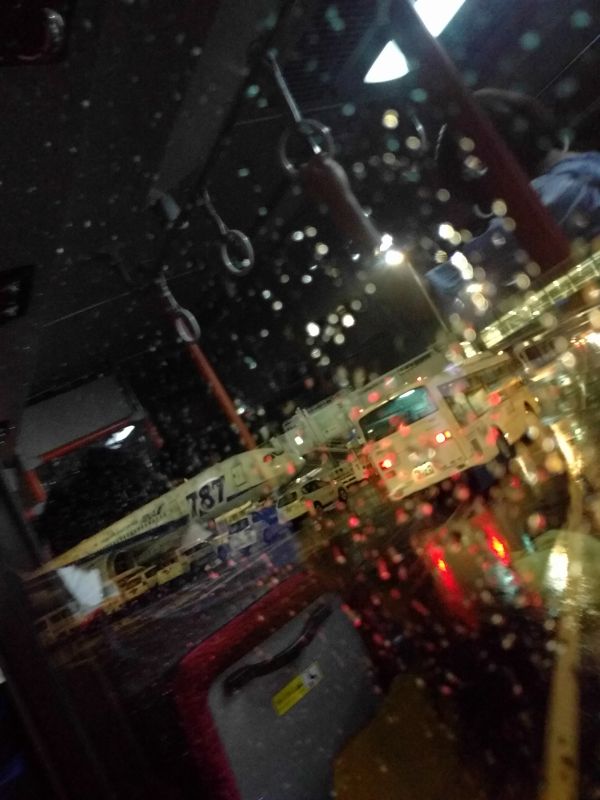 雨の中のバス移動