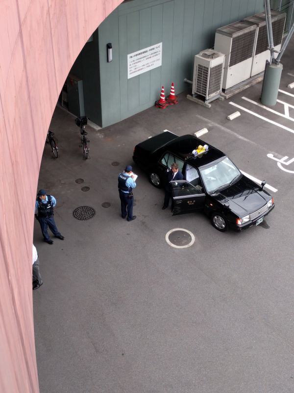 何か