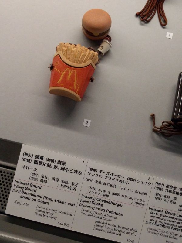チーズバーガーとシェイクとフライドポテト