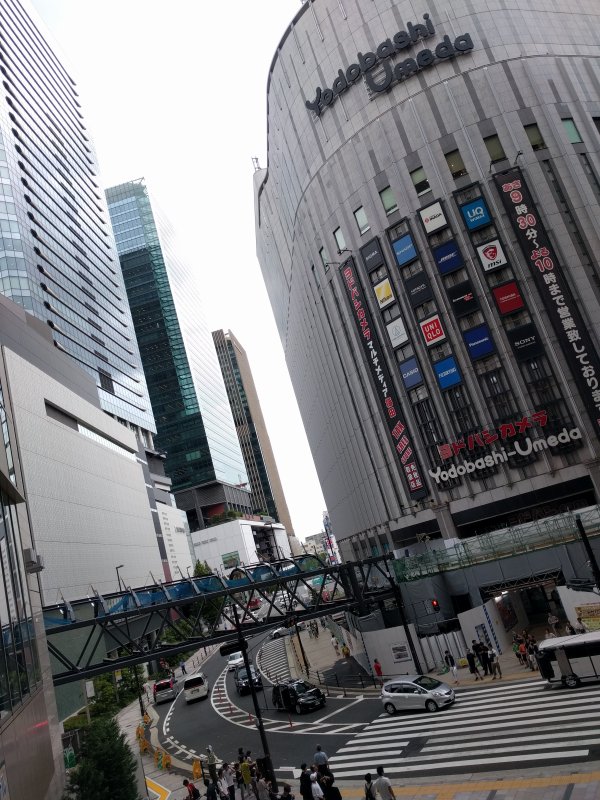 JR大阪駅中央北口とウメヨドの通路