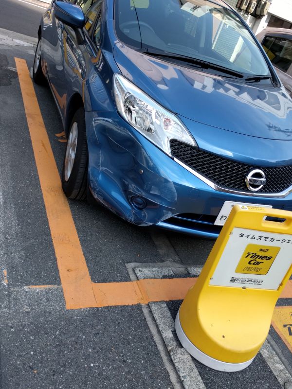 バンパーのへこみ