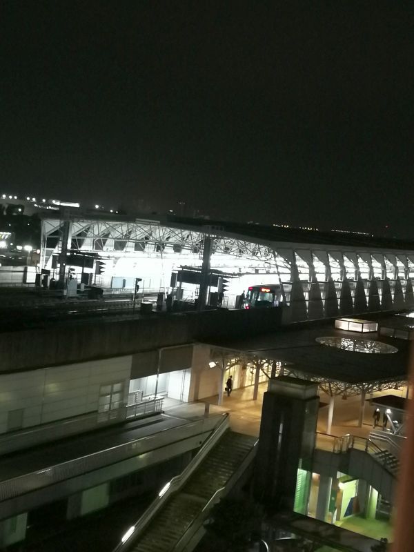 夜のつくばエクスプレス守谷駅