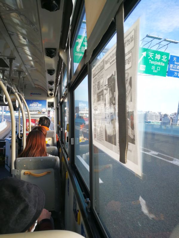 高速道路を走る路線バス