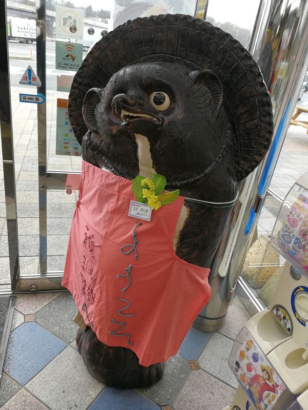 入口のタヌキ