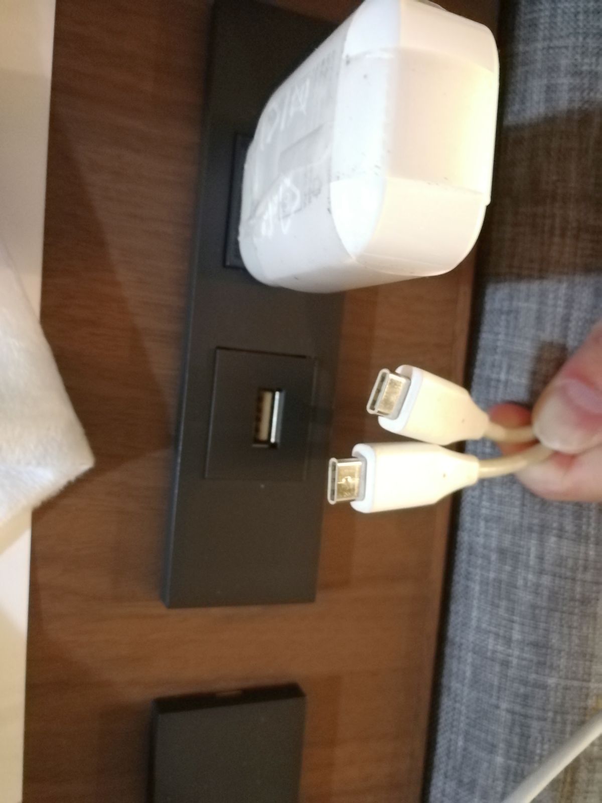 卓上のUSBコネクタ電源