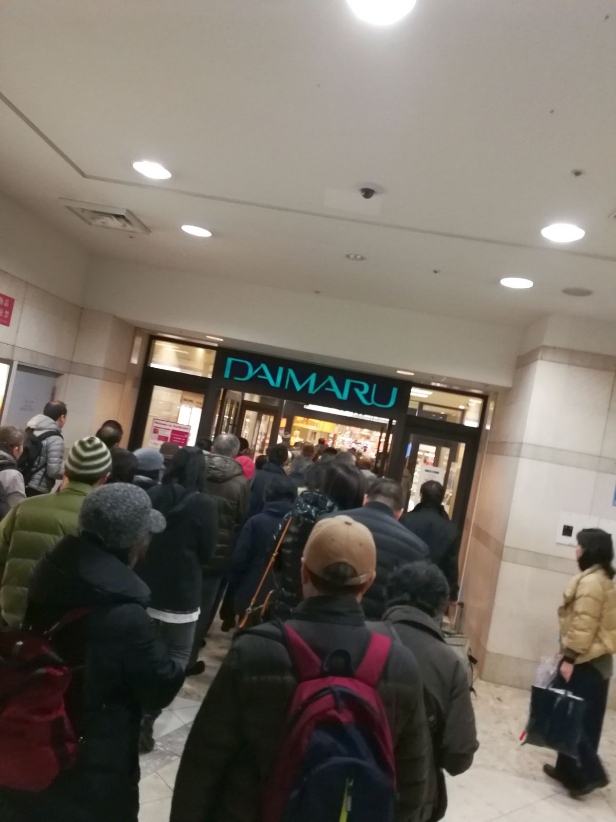 大丸開店入場列
