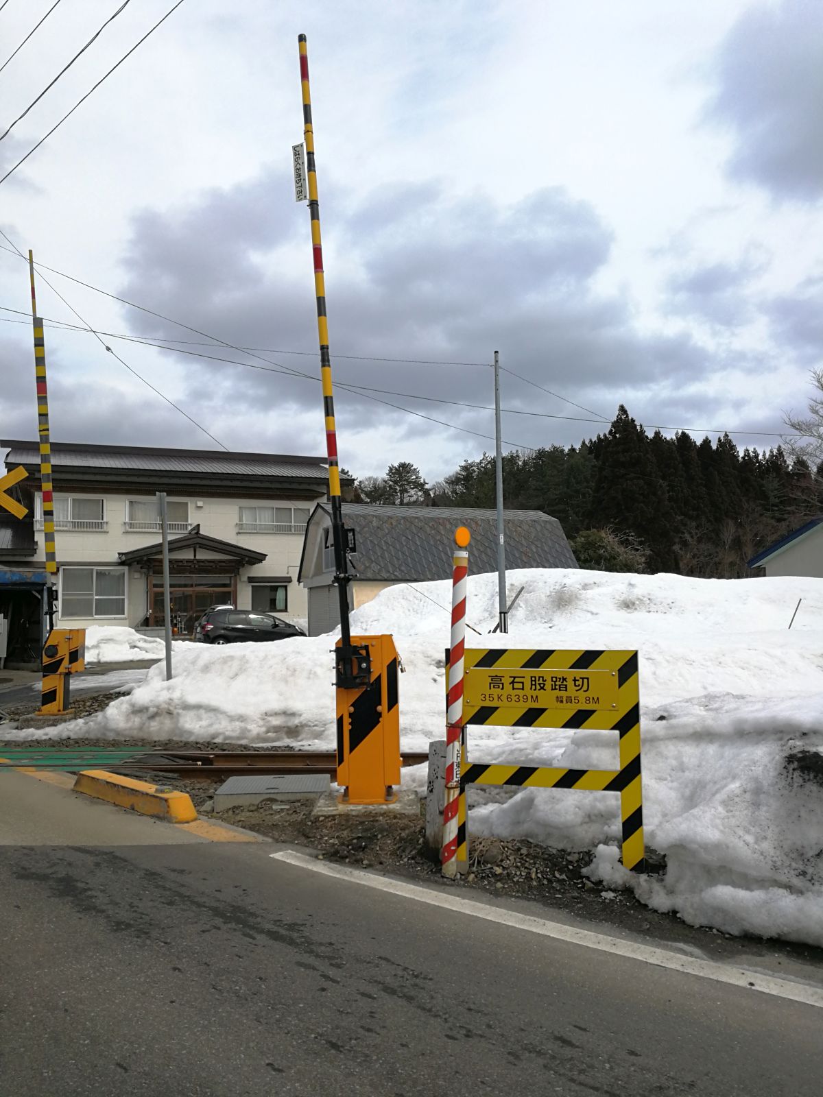 踏切前で一旦停止