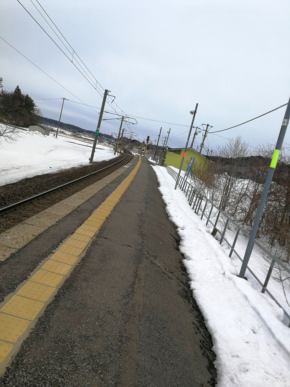 ホームから見た蟹田駅方面
