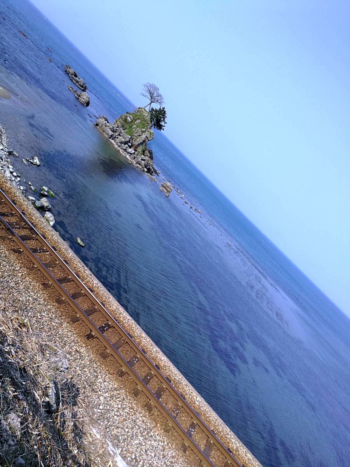女岩と線路
