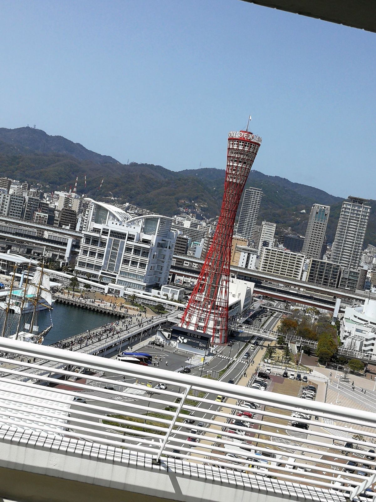 逆に見る神戸ポートタワー