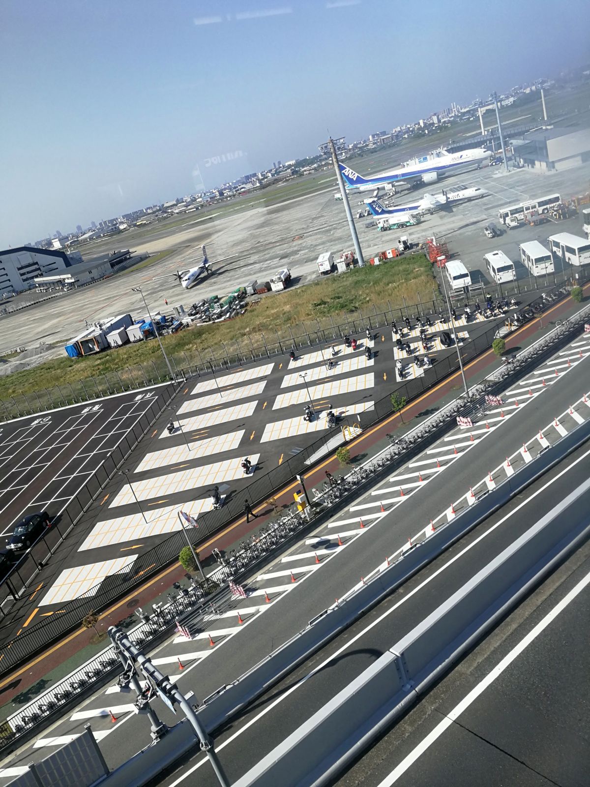 空港のバイク置き場