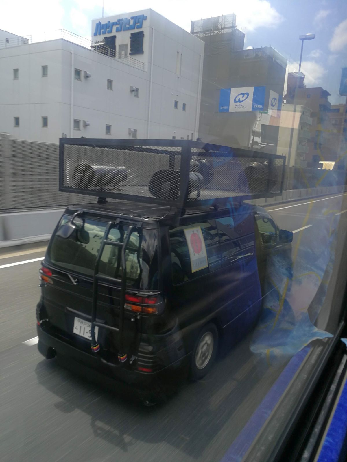 高速道路で街宣車