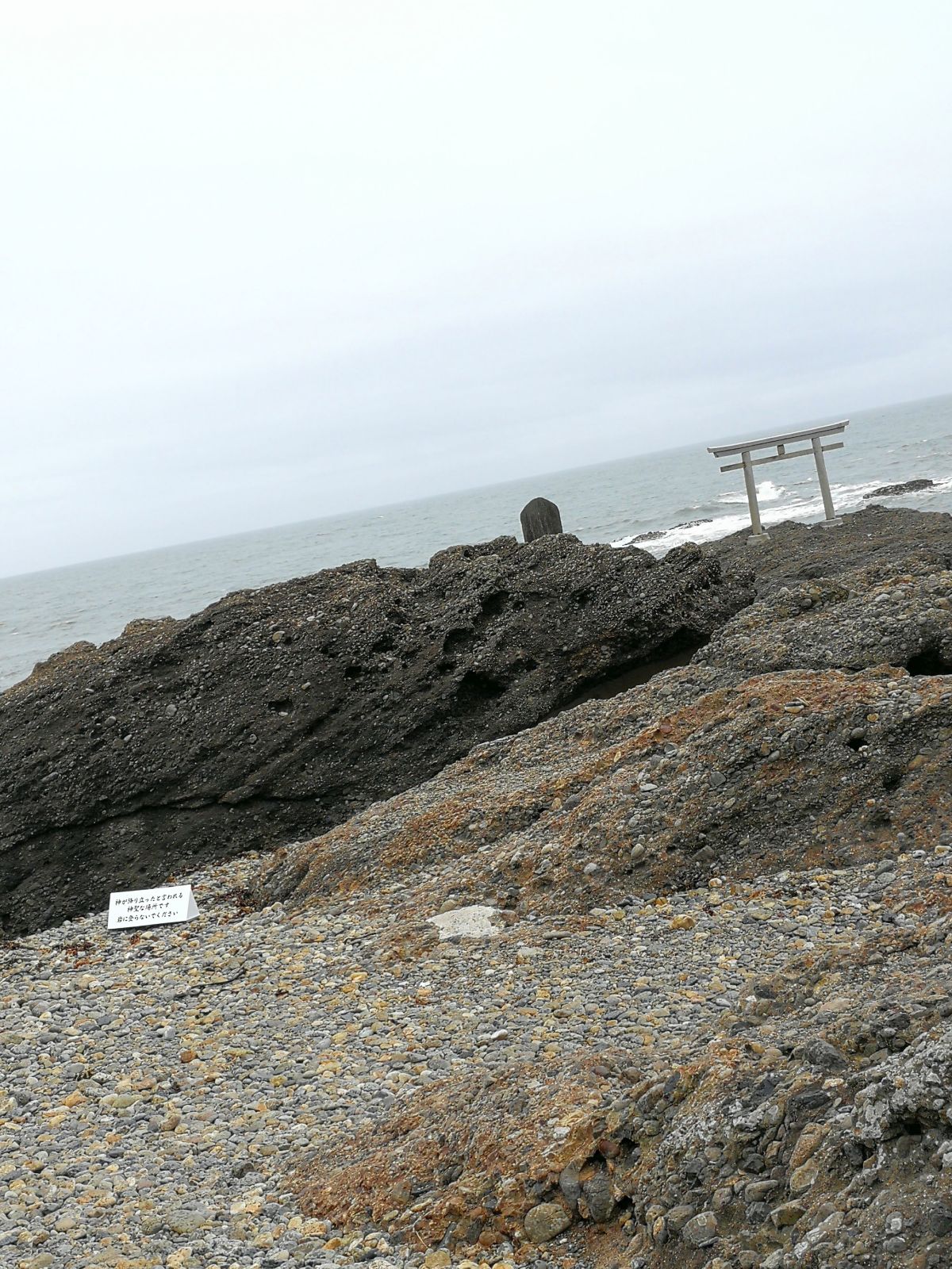 海岸に鳥居