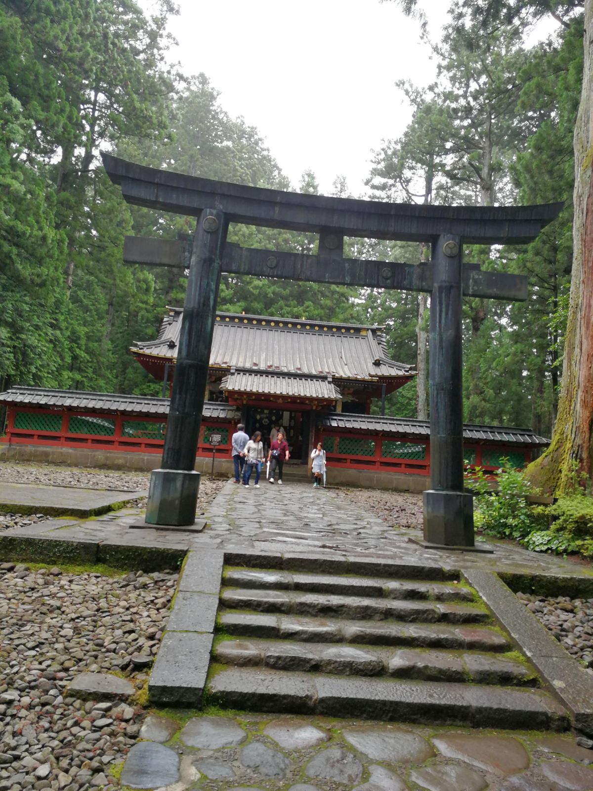 仮御殿前の鳥居