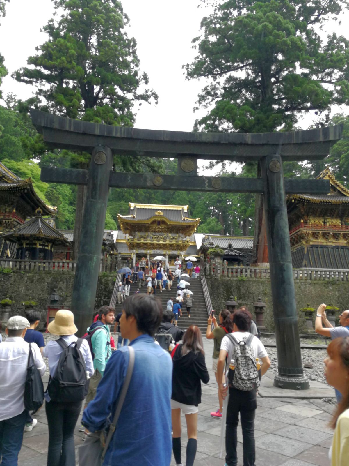 陽明門前の唐銅鳥居の手前