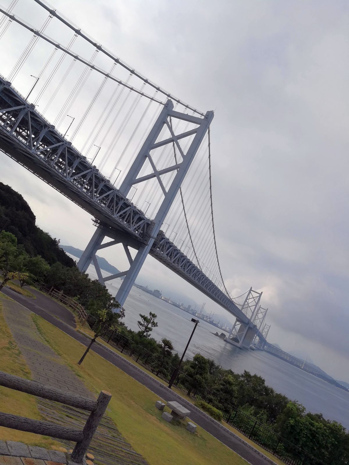 瀬戸大橋を背景に２