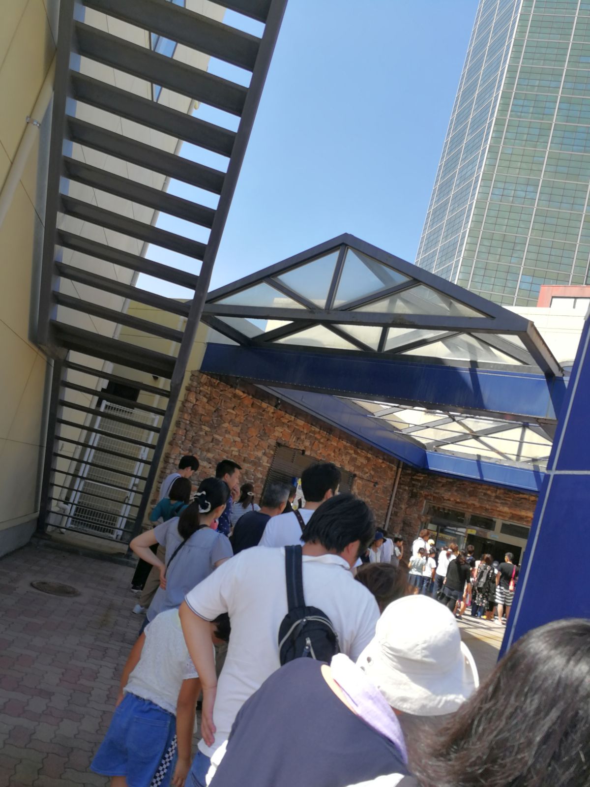 仕方ないので列ぶ