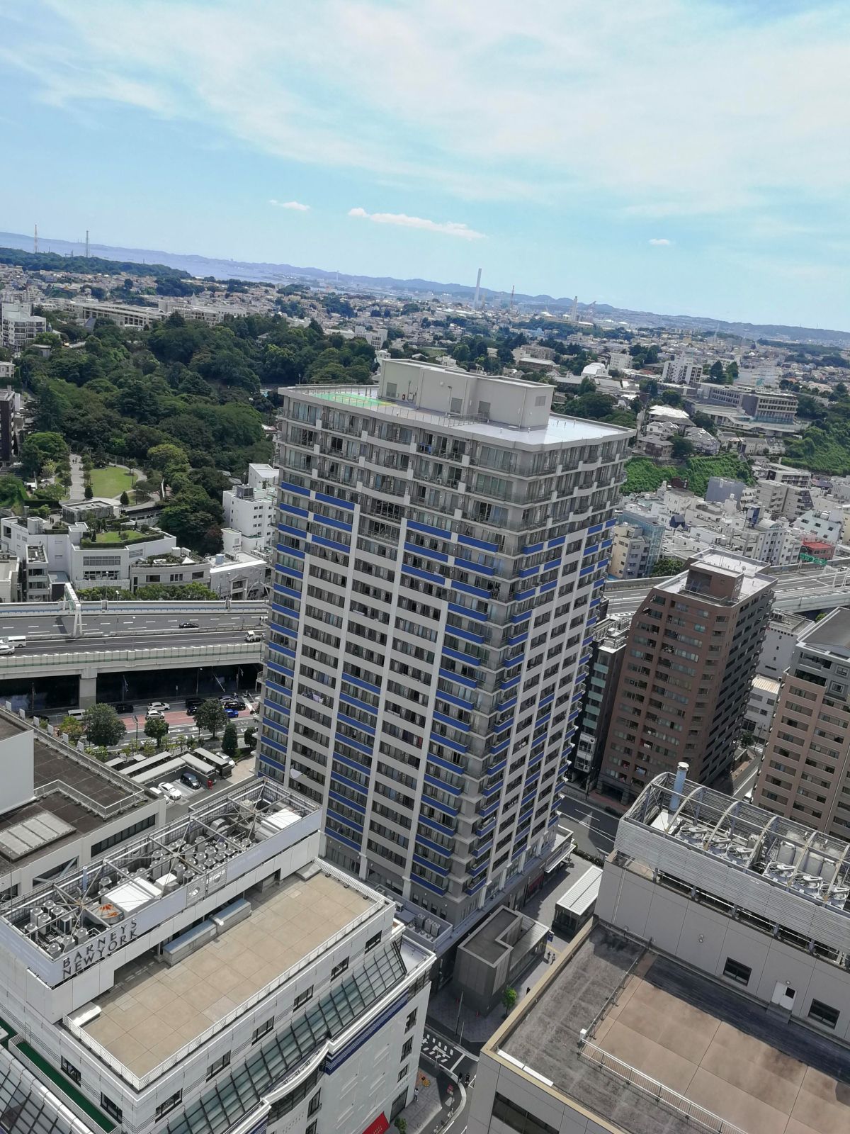 横のマンション