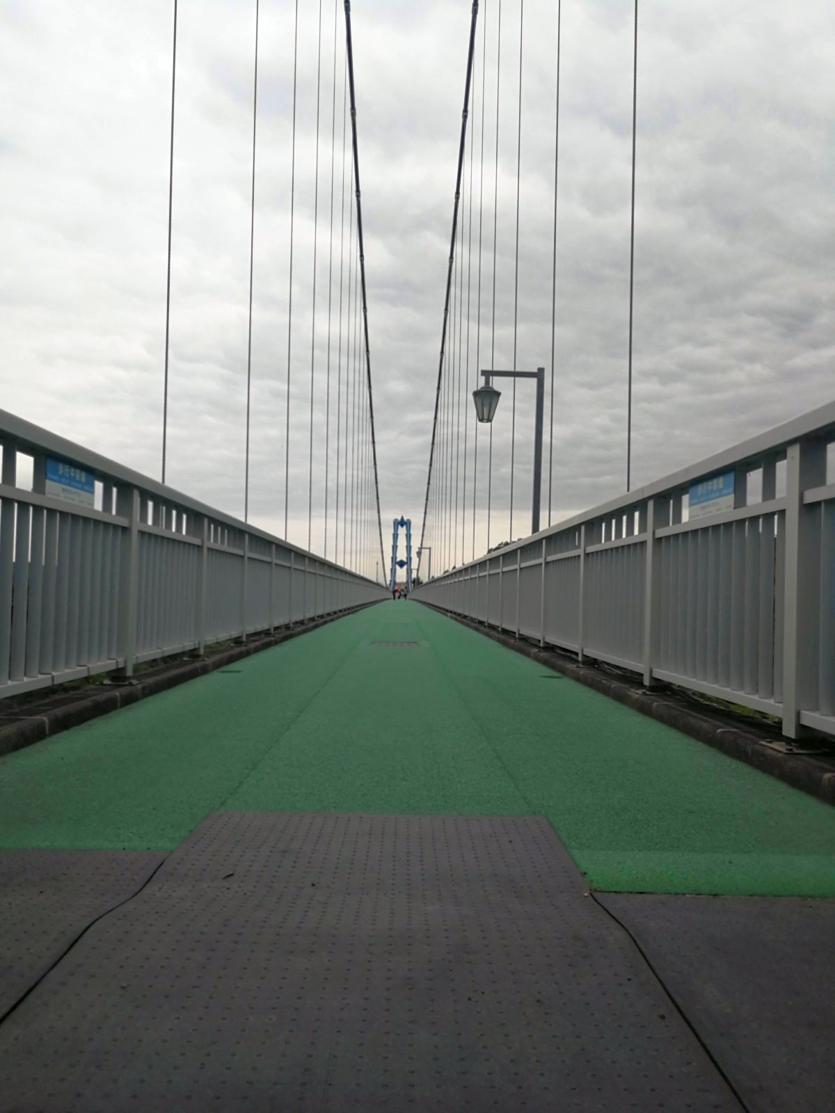 橋の端から見た風景