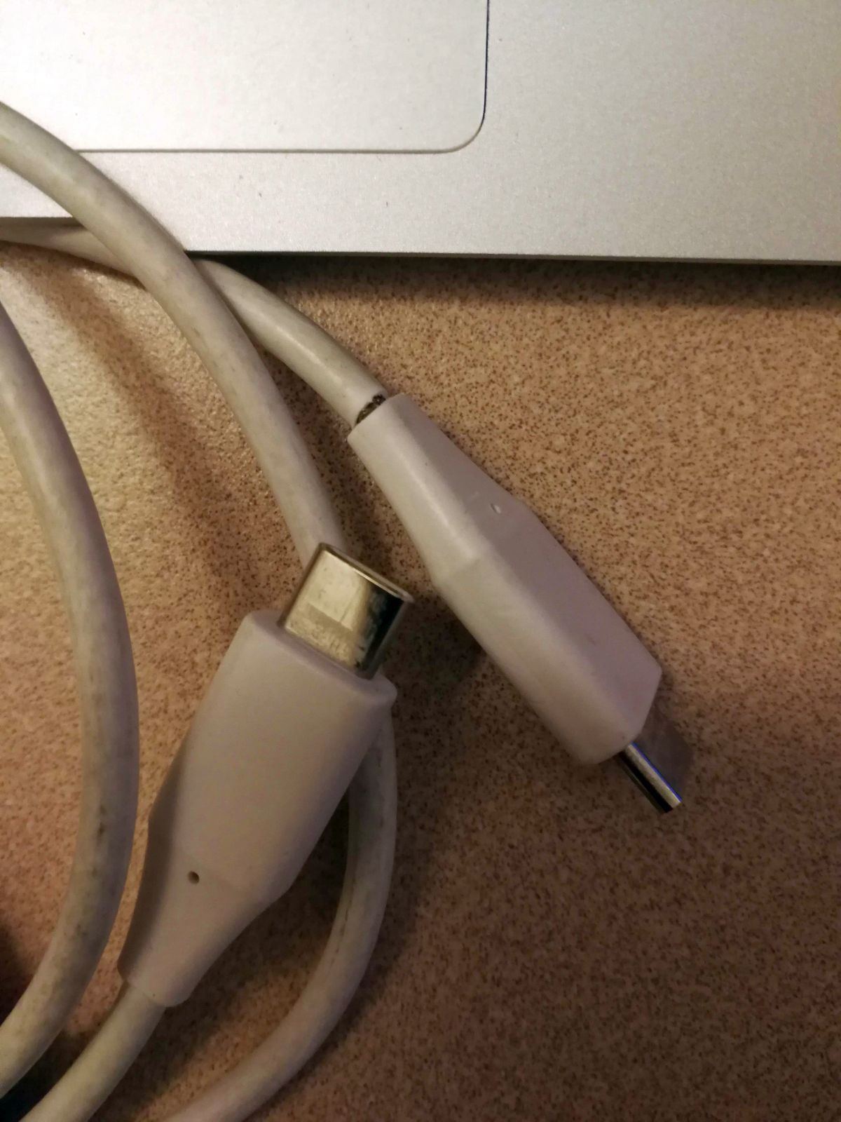 USBケーブルの被覆劣化