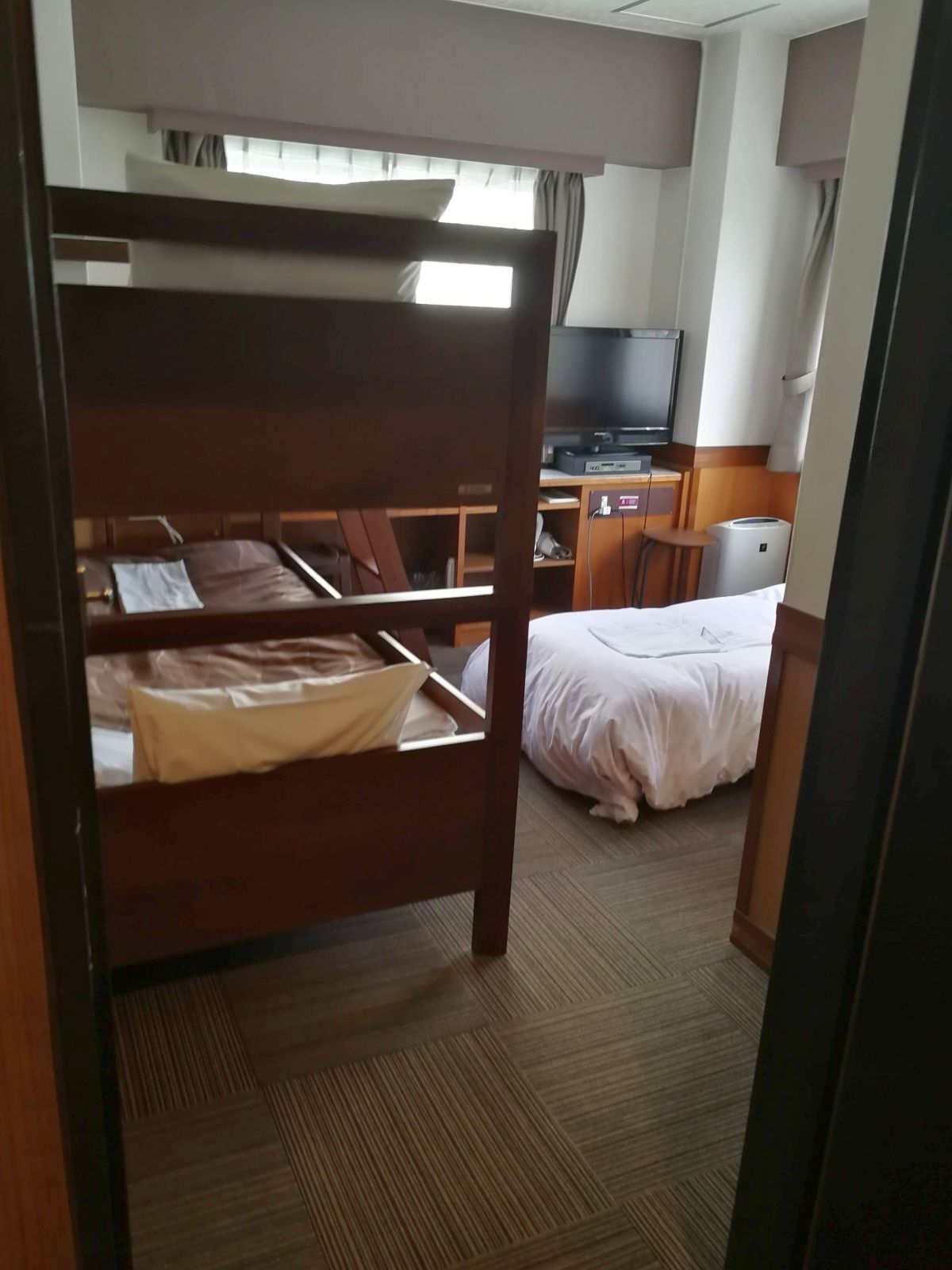 隣の客室
