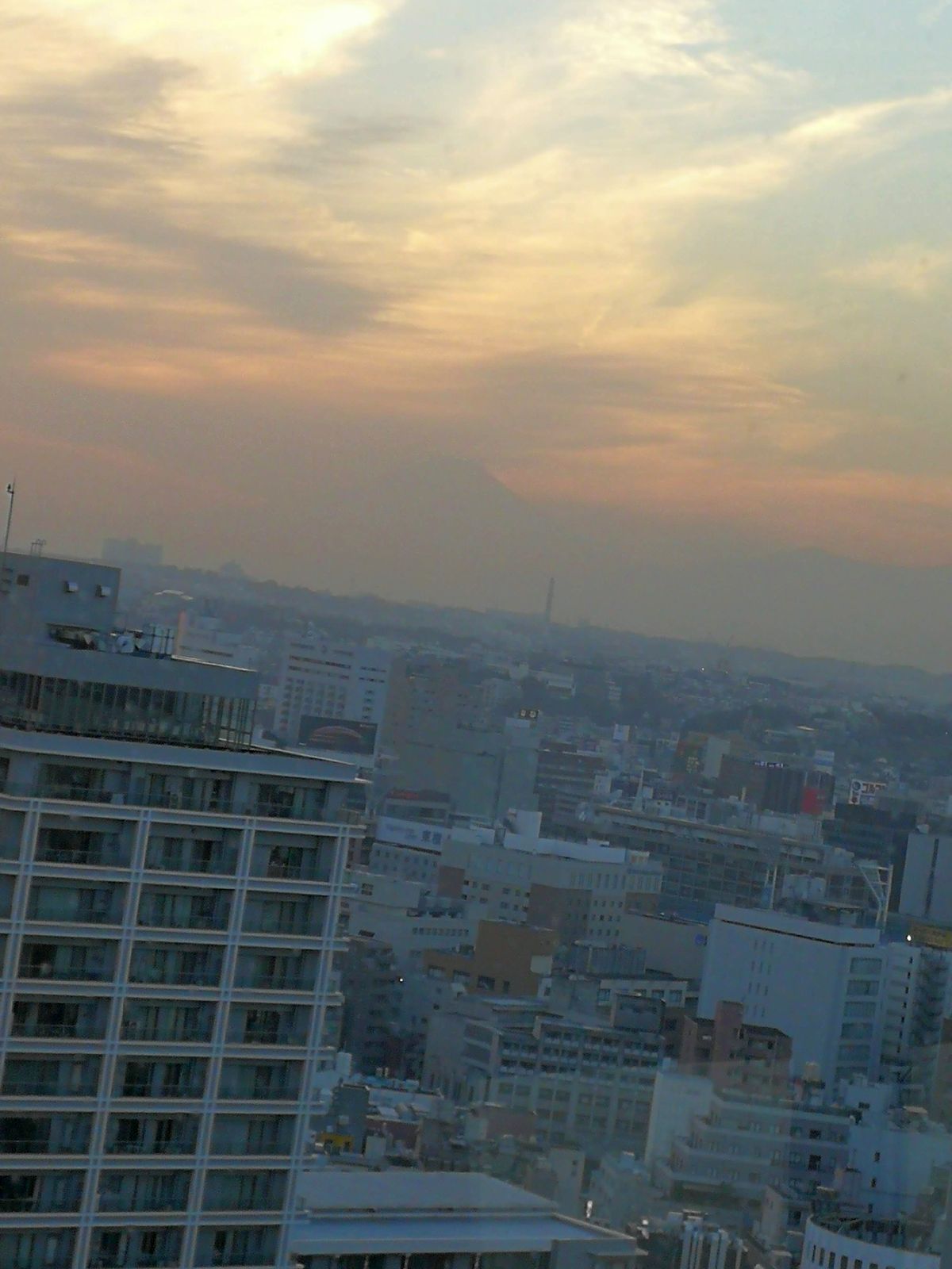 遠景に富士山