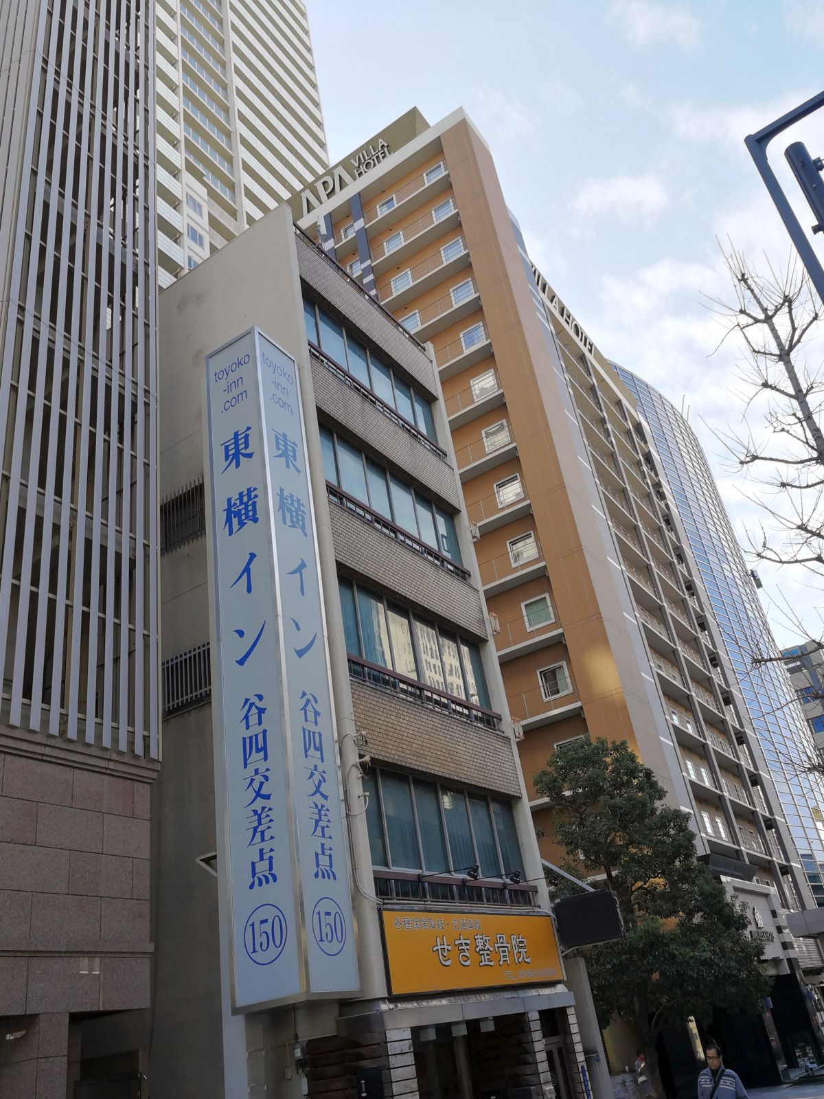 東横インの横がAPA
