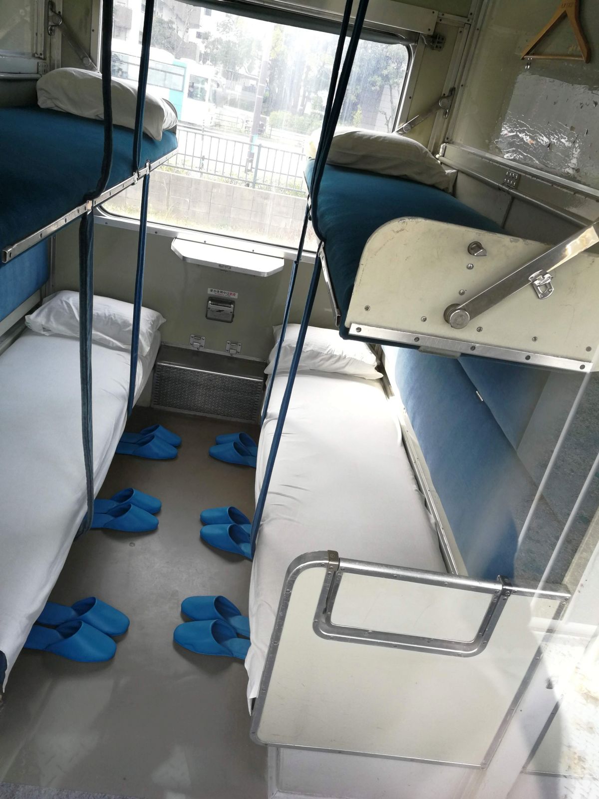 寝台車の中