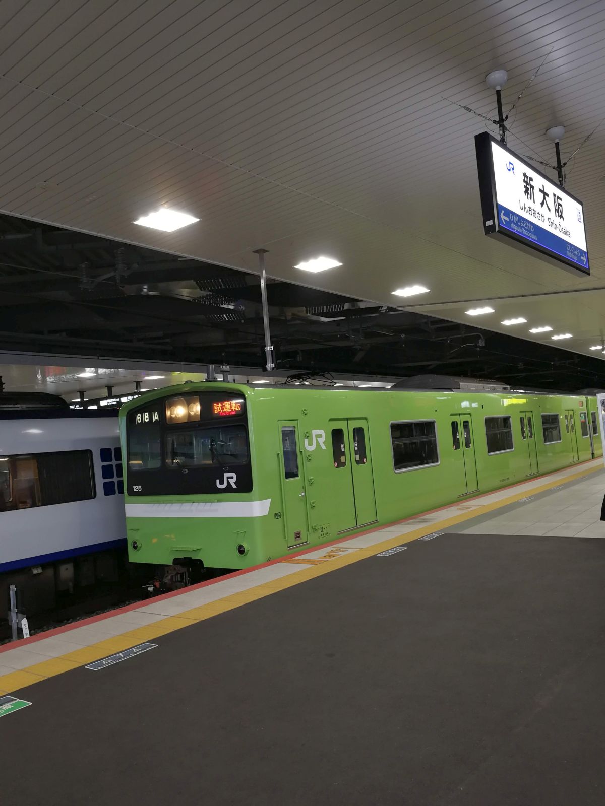 新大阪駅に緑の電車