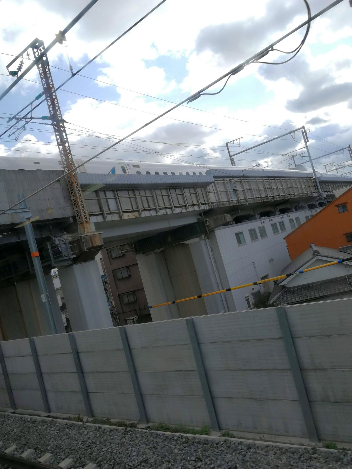 新幹線高架下通過