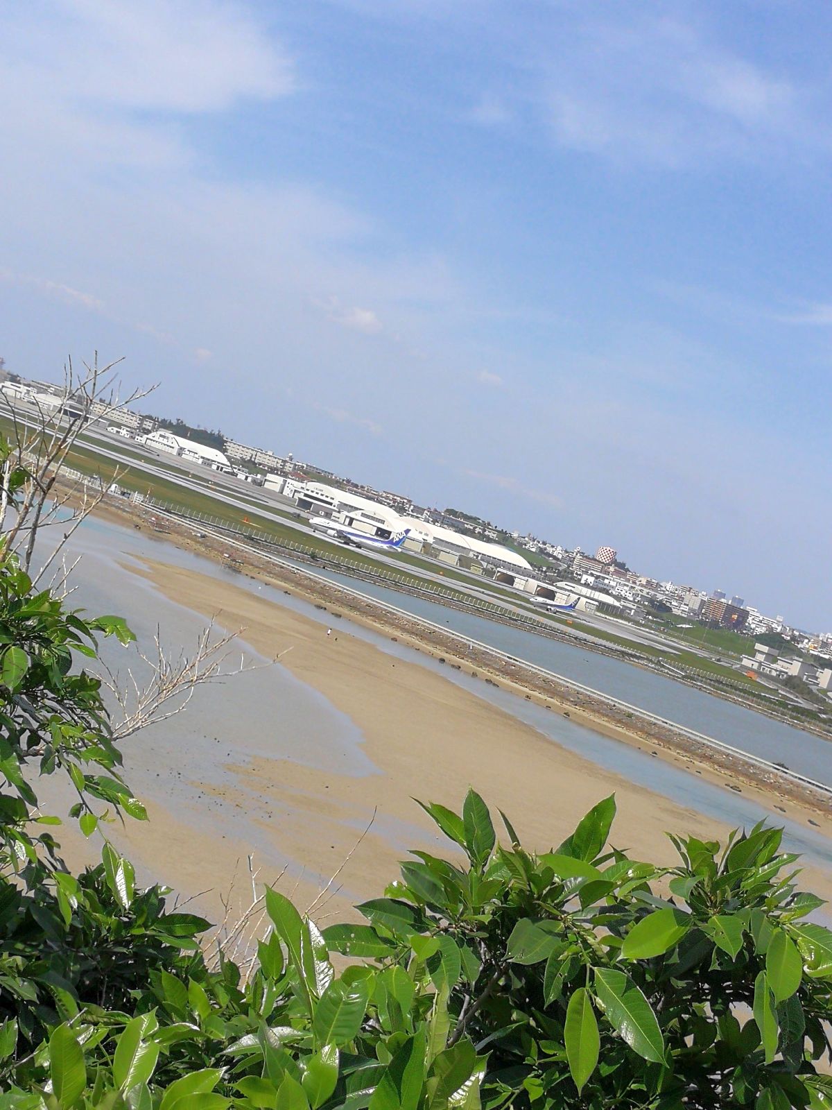 瀬長島からみる滑走路の端