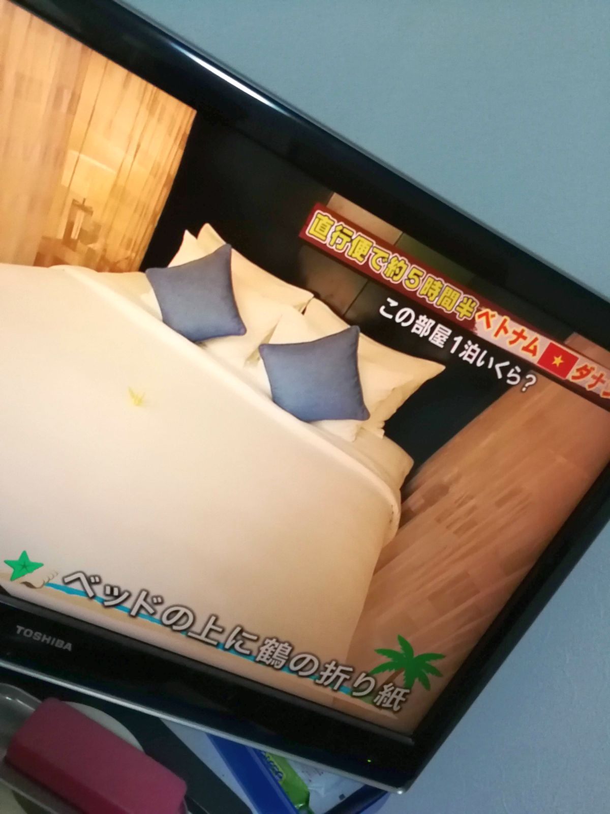 ベッドの上に鶴の折り紙