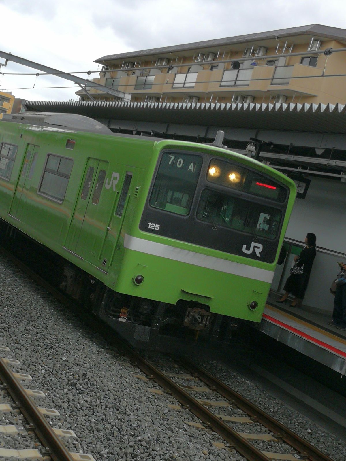 黄緑色の電車