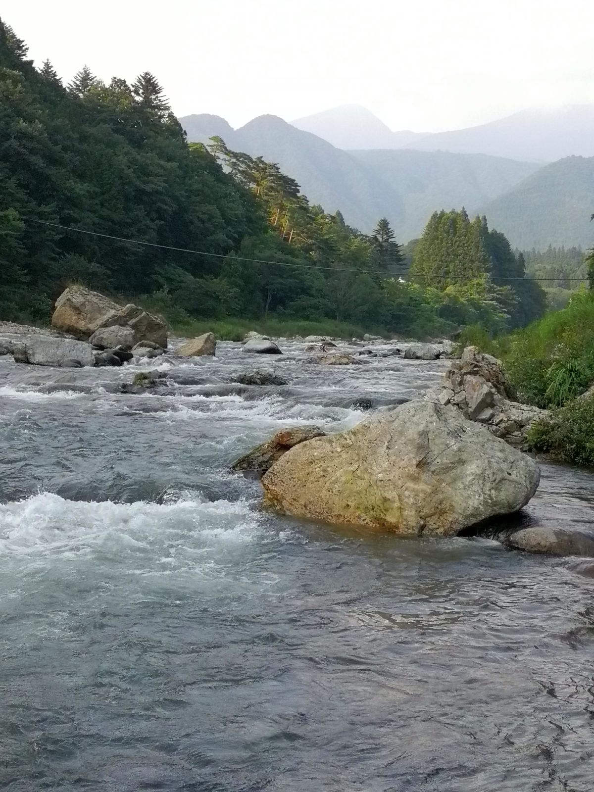 河原で夕涼み