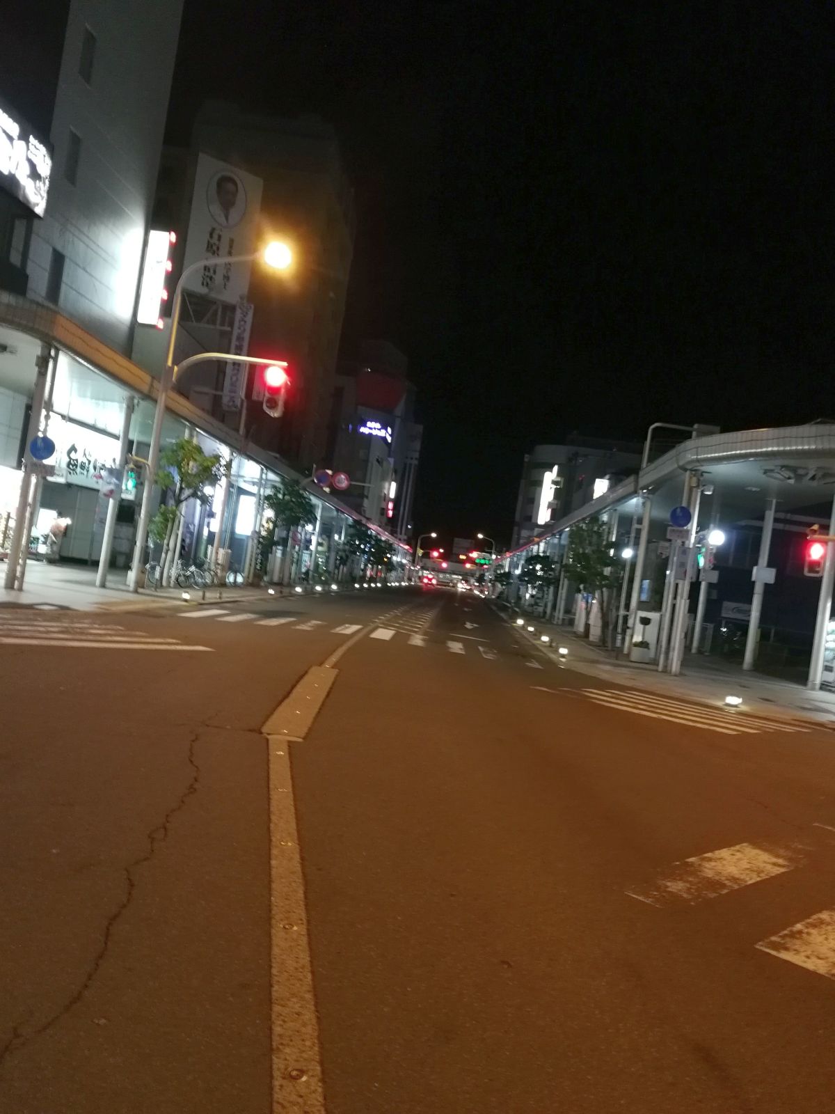 夜の青森駅前メインストリート