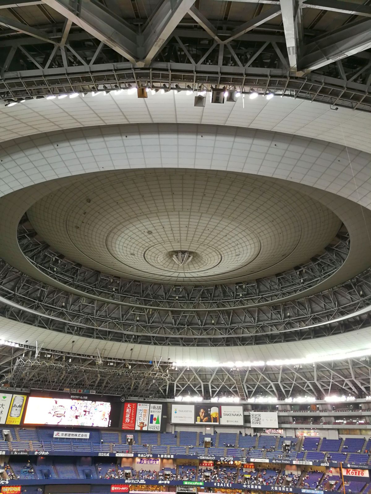 京セラドーム大阪の天井
