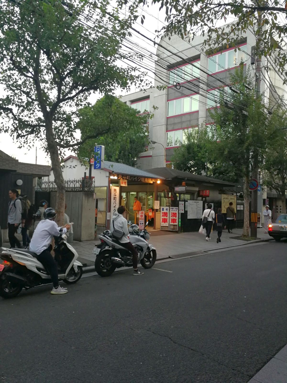 先斗町のバイク駐輪場