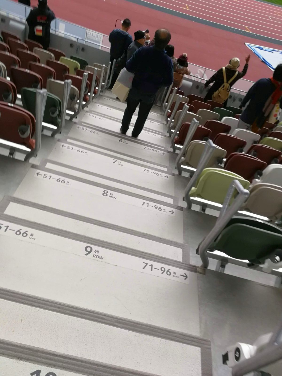 座席の階段通路