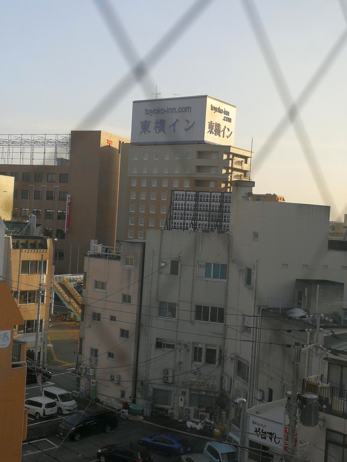 道路の向かいに東横イン