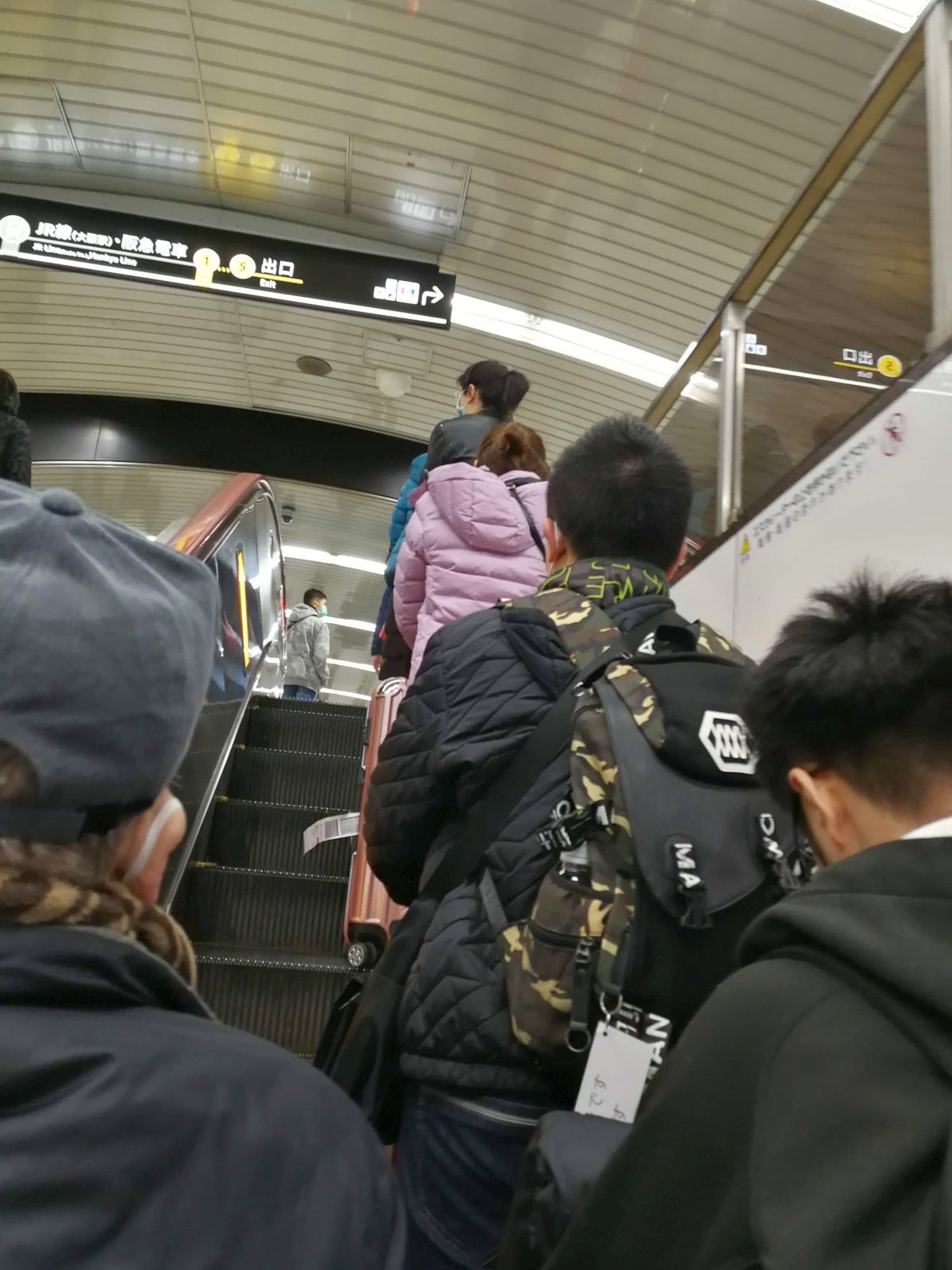 エスカレーターでは右側に列ぶ