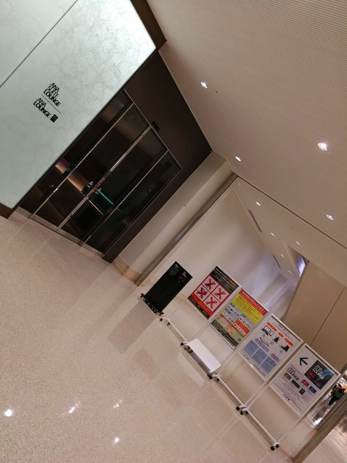 ラウンジ前