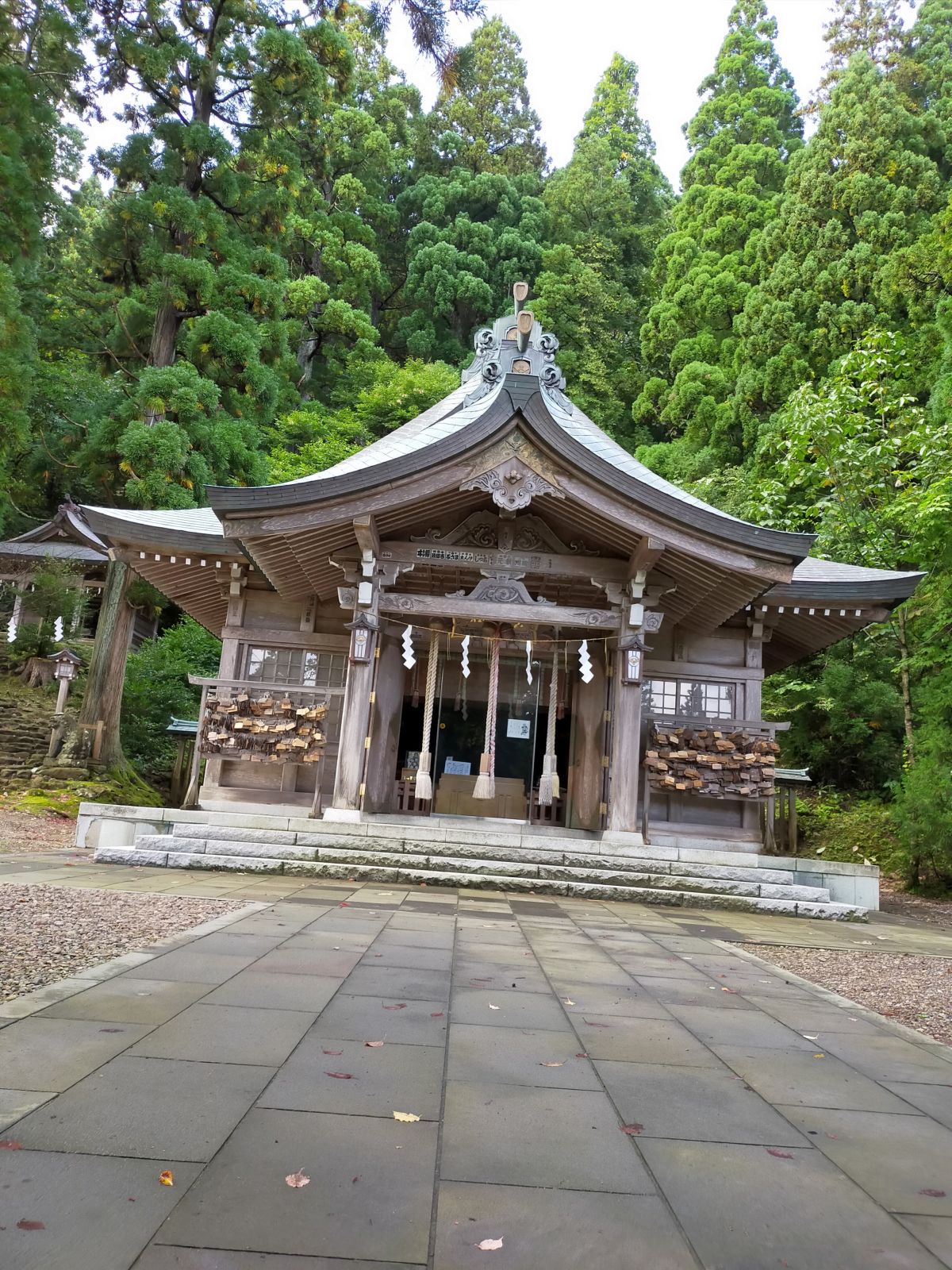 真山神社拝殿